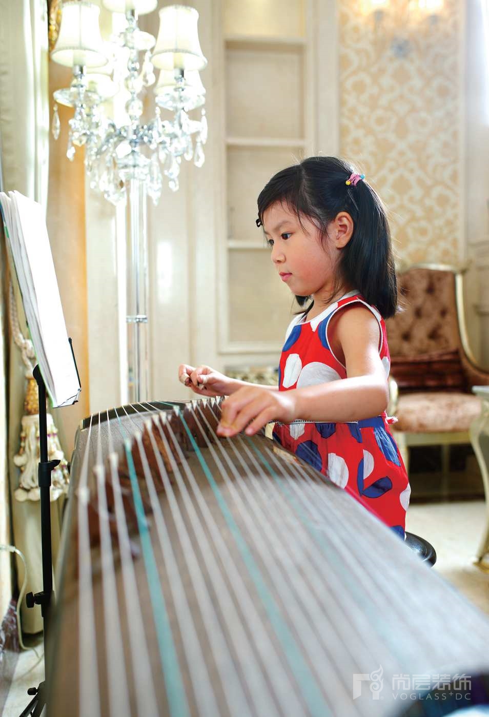 龙湾别墅装修业主的女儿在弹琴